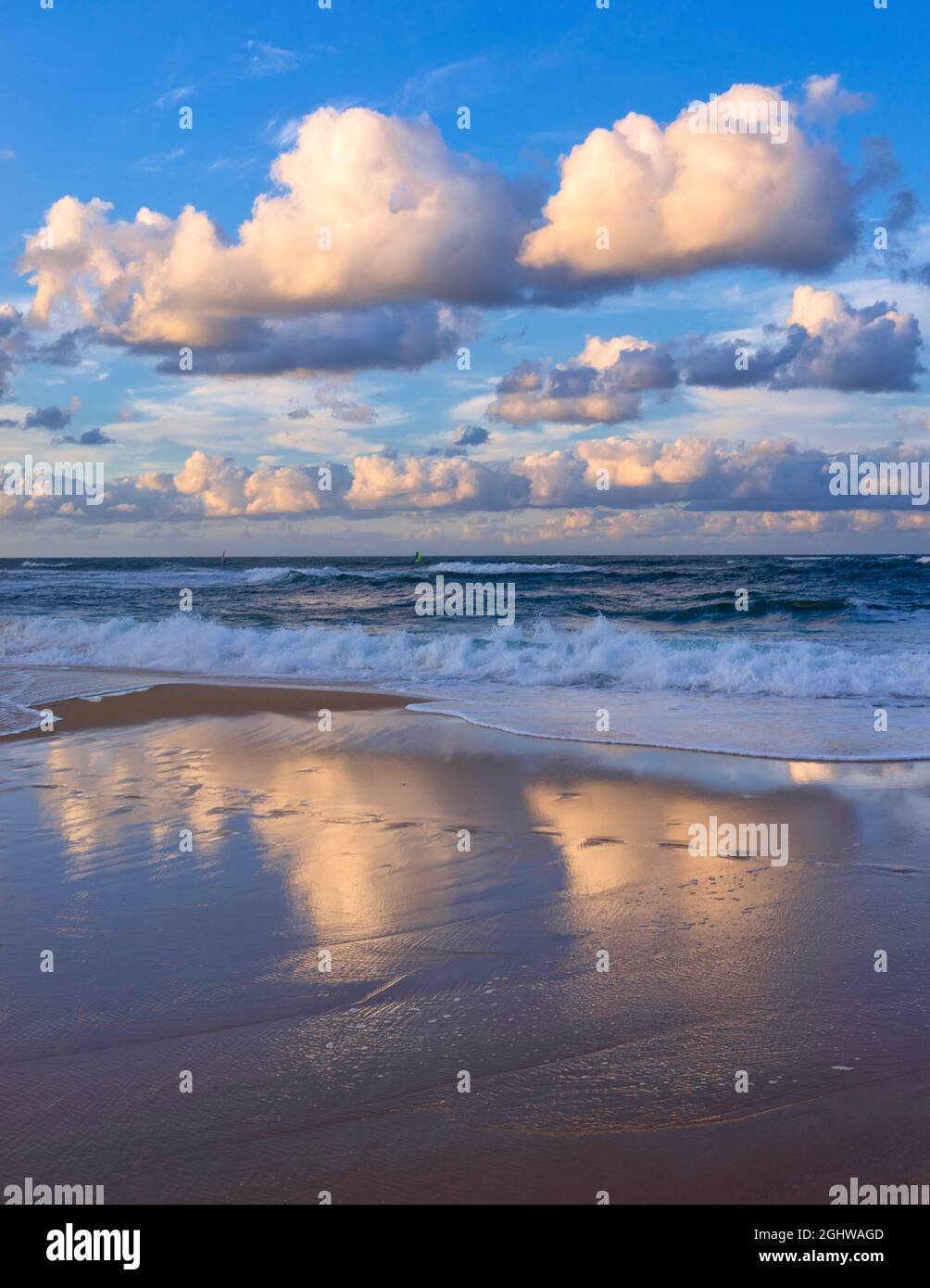 Riflessioni nuvole al tramonto, Moffat Beach, Queensland, Australia Foto Stock