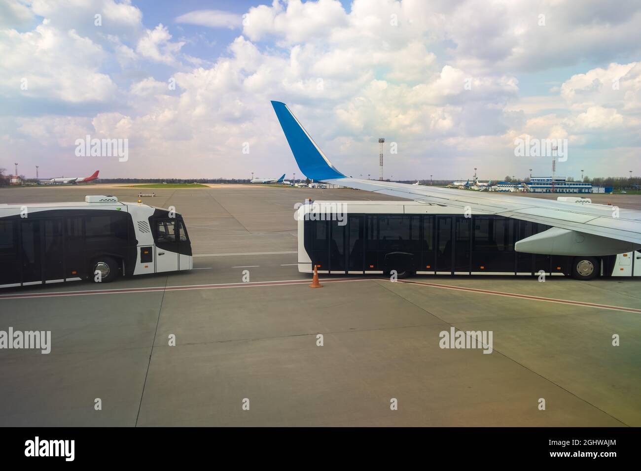 Alettone e autobus speciale per il trasferimento dei passeggeri dall'aereo al terminal. Foto Stock