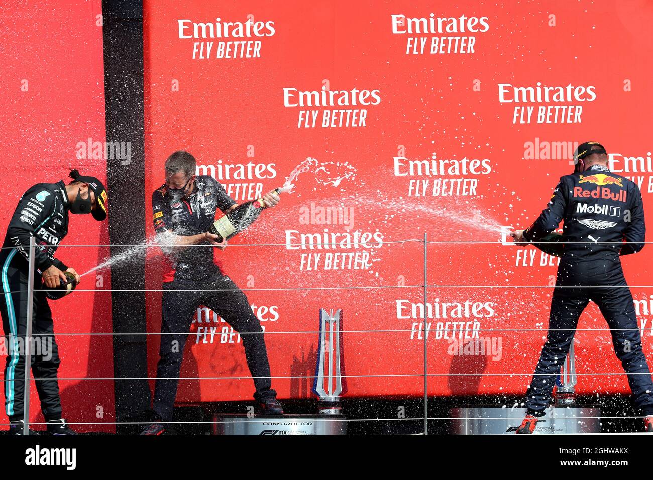 Il vincitore della gara Max Verstappen (NLD) Red Bull Racing (a destra) festeggia sul podio con la seconda piazzata Lewis Hamilton (GBR) Mercedes AMG F1 e Will Courtenay, Red Bull Racing Head of Race Strategy. 09.08.2020. Formula 1 World Championship, Rd 5, 70th Anniversary Grand Prix, Silverstone, Inghilterra, Race Day. Il credito fotografico dovrebbe essere: XPB/Press Association Images. Foto Stock