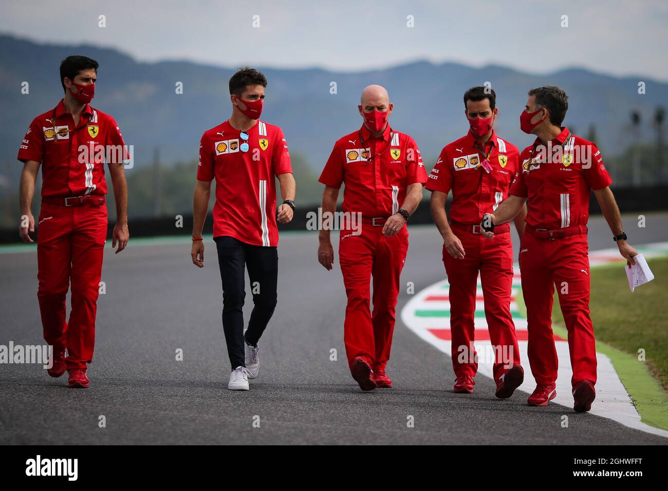 Charles Leclerc (MON) Ferrari cammina sul circuito con il team. 10.09.2020. Campionato del mondo formula 1, Rd 9, Gran Premio di Toscana, Mugello, Italia, Giorno di preparazione. Il credito fotografico dovrebbe essere: XPB/Press Association Images. Foto Stock