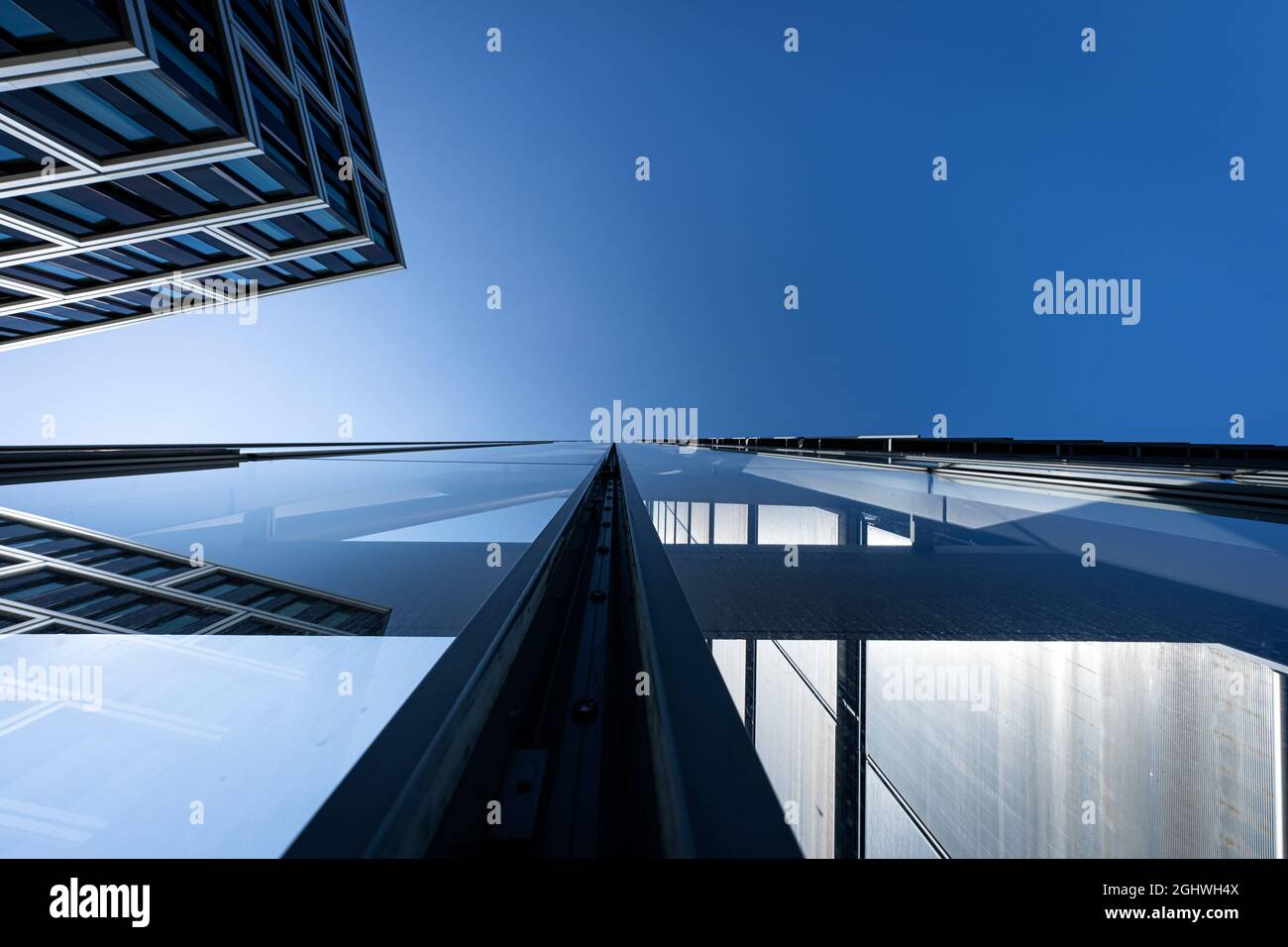 Dettaglio di un moderno edificio di uffici con riflessi Foto Stock