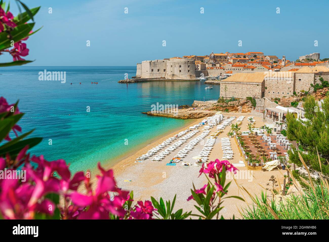 Bella vista della spiaggia di Banje e della città vecchia di Dubrovnik con i fiori estivi in Croazia, Europa. Resort per vacanze estive Foto Stock