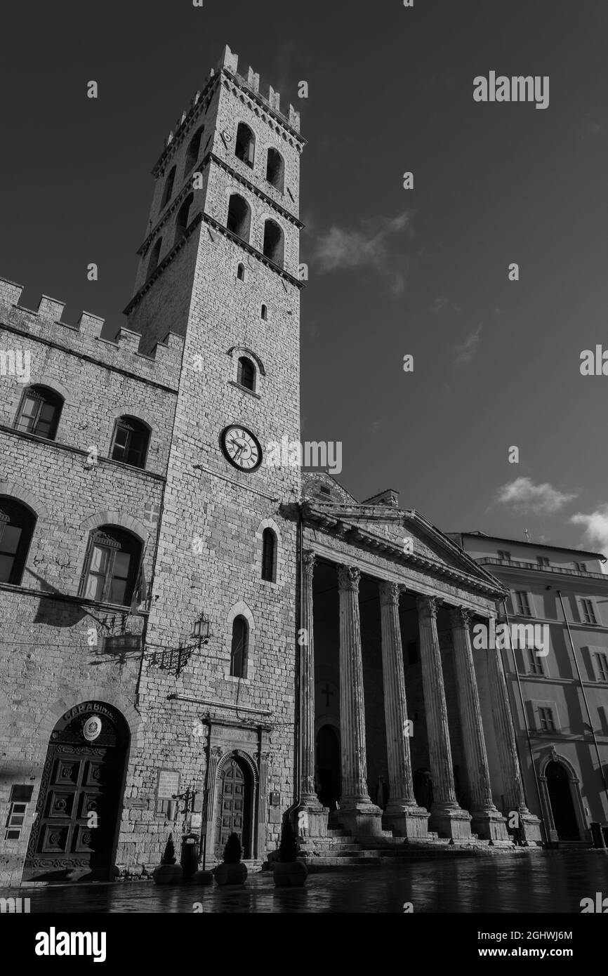 Assisi, Perugia, Umbria, chiesa di Santa Maria sopra Minerva. Vista della facciata. Foto Stock