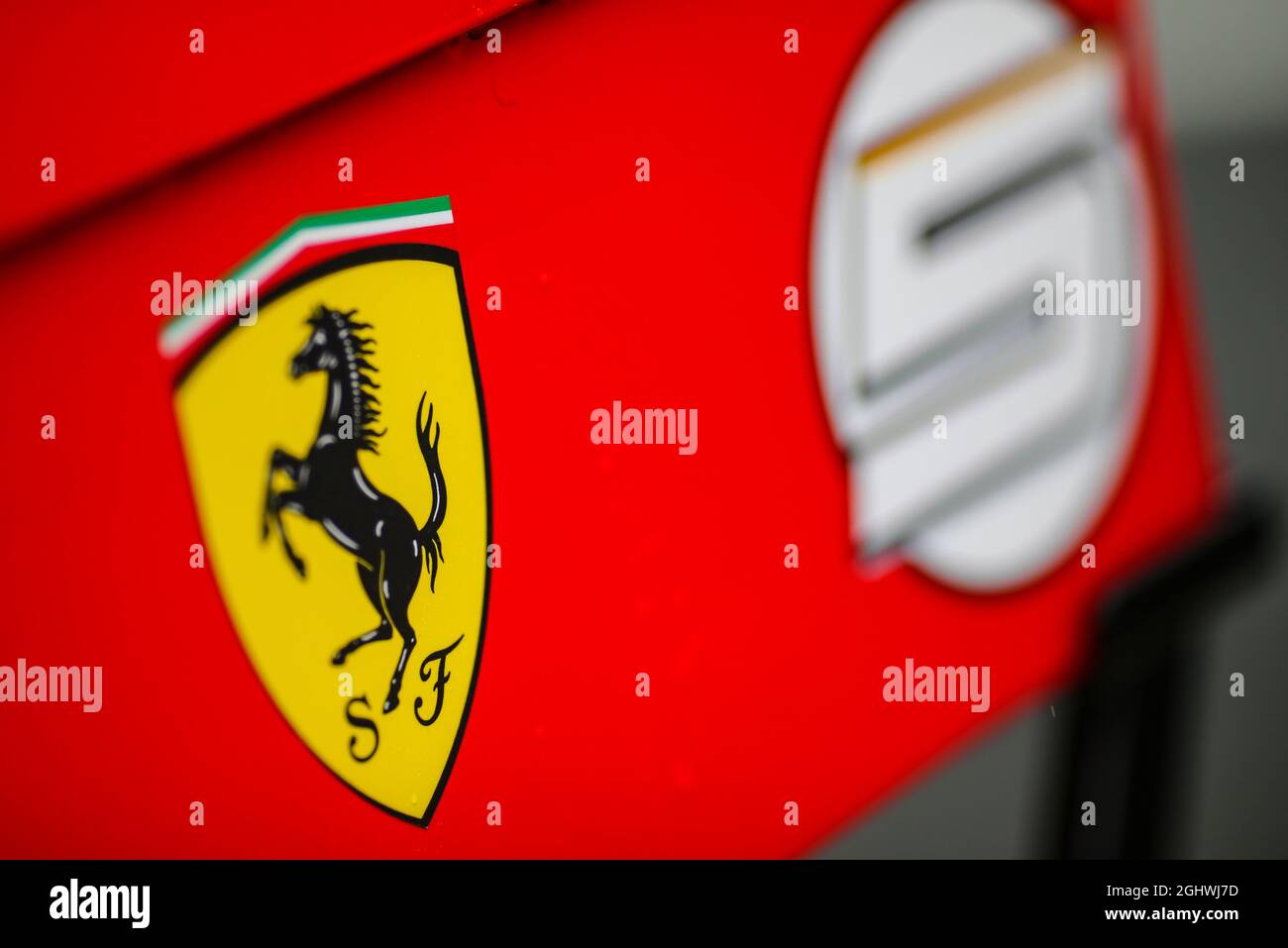 Logo Ferrari. 08.10.2020. Formula 1 World Championship, Rd 11, Eifel Grand Prix, Nurbugring, Germania, Giorno di preparazione. Il credito fotografico dovrebbe essere: XPB/Press Association Images. Foto Stock