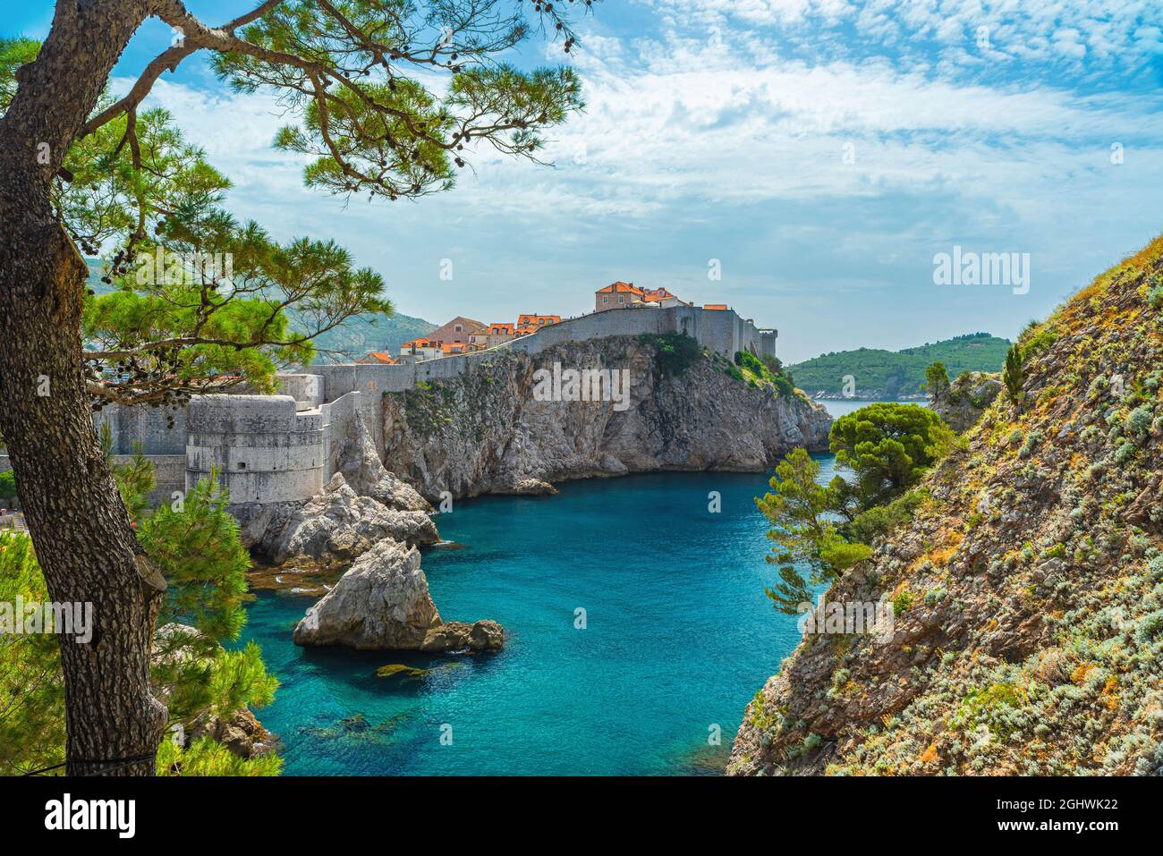 Ammira la città vecchia di Dubrovnik con le mura della città, il forte Bokar e le acque blu del mare Adriatico. Famosa destinazione europea di viaggio in Croazia, Europa Foto Stock