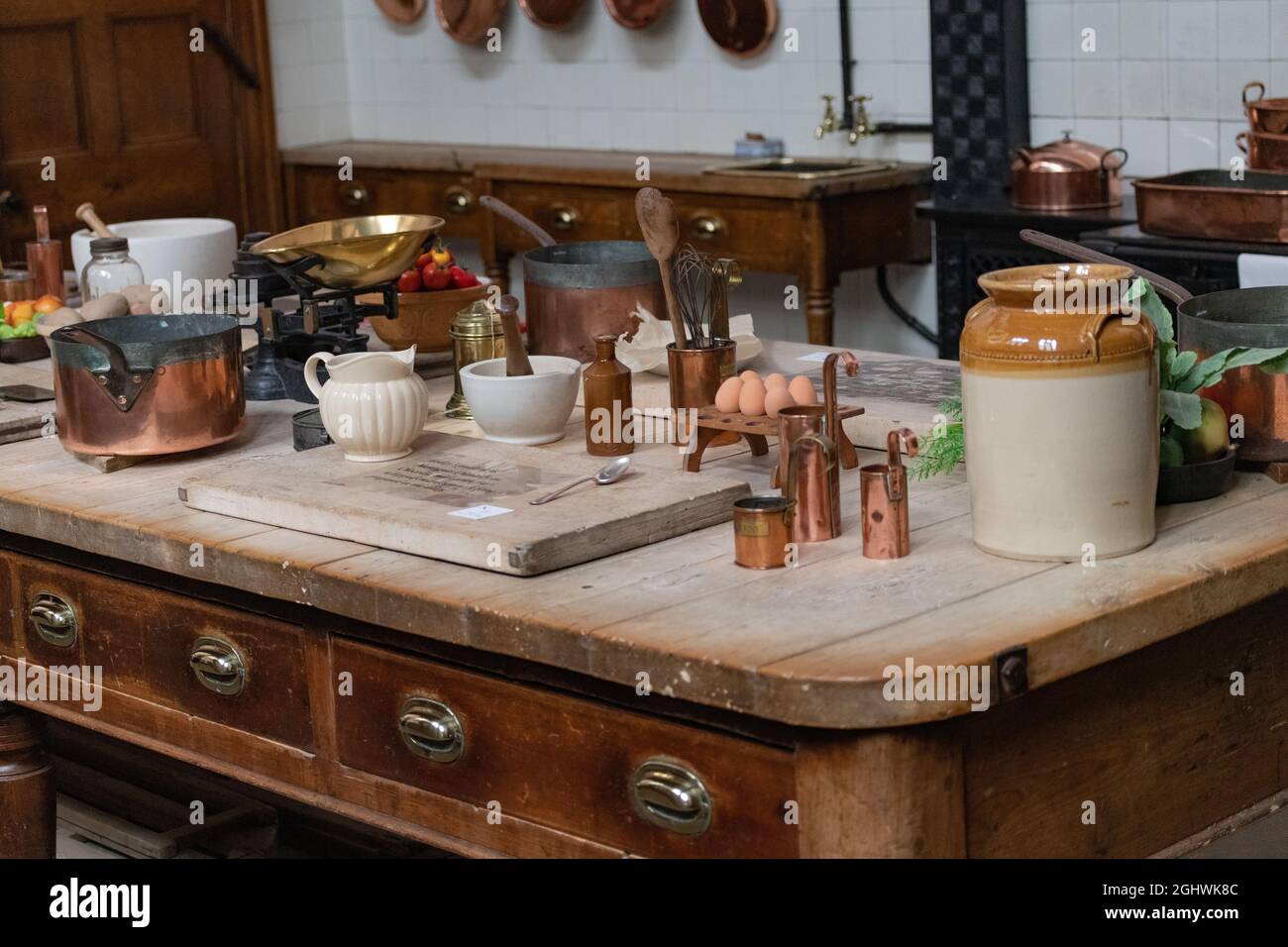 Grande tavolo vecchio riempito con antichi utensili da cucina e pentole di  terracotta in una vecchia casa di campagna inglese Foto stock - Alamy