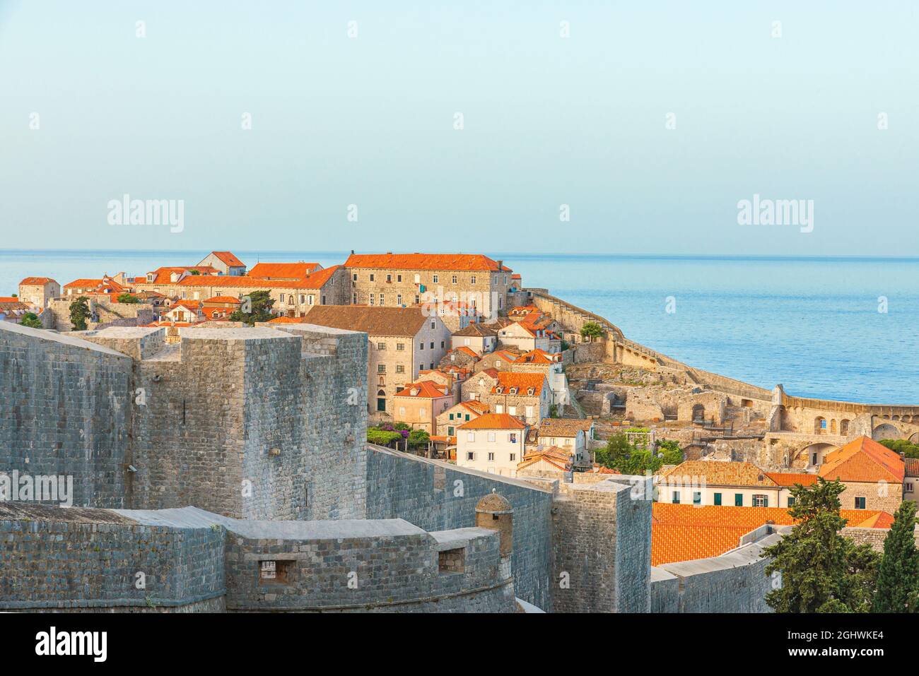 Città vecchia di Dubrovnik con le mura della città e tetti arancioni sul mare Adriatico in Croazia. Famosa destinazione di viaggio europea in Europa Foto Stock