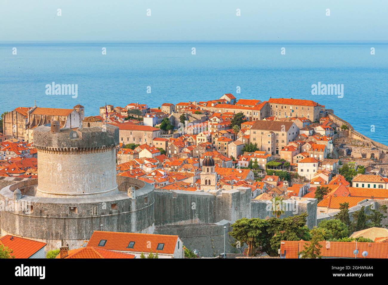 Città vecchia di Dubrovnik con la torre Minceta, le mura della città e tetti arancioni sul mare Adriatico in Croazia. Famosa destinazione di viaggio europea in Europa Foto Stock