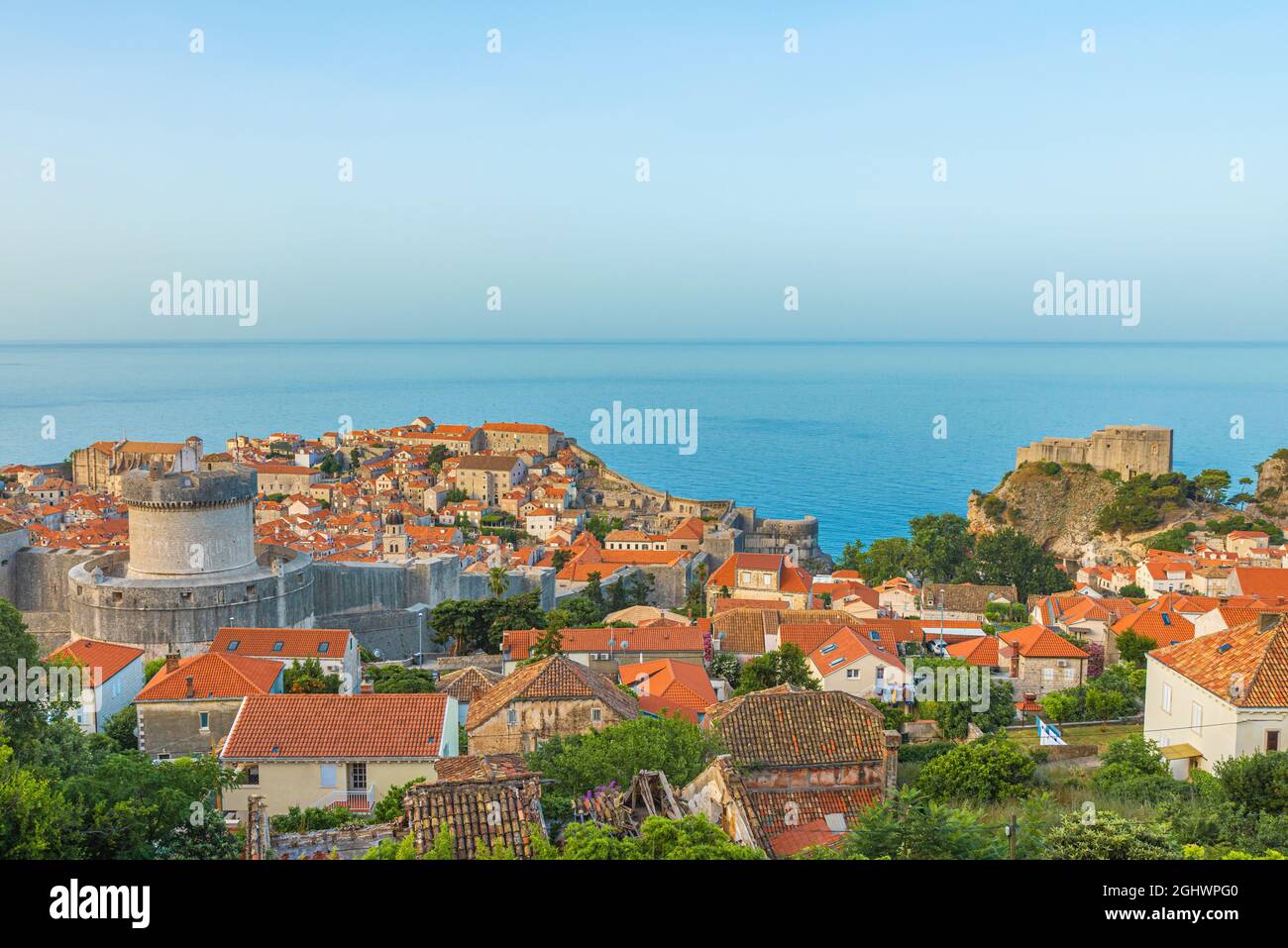 Vista aerea della città vecchia di Dubrovnik, Croazia con tetti, mura della città, forte Lovrijenac e mare Adriatico. Destinazione estiva in Europa Foto Stock