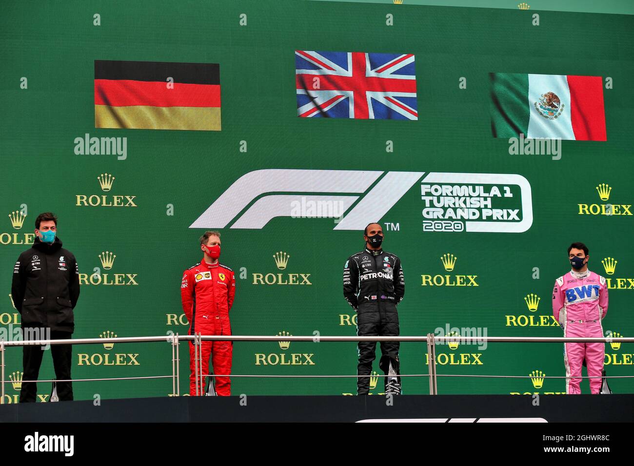 Il podio (da L a R): Toto Wolff (GER) Mercedes AMG F1 azionista e Direttore Esecutivo; Sebastian Vettel (GER) Ferrari, terzo; Lewis Hamilton (GBR) Mercedes AMG F1, vincitore di gara e campione del mondo; Sergio Perez (MEX) Racing Point F1 Team, secondo. 15.11.2020. Formula 1 World Championship, Rd 14, Turkish Grand Prix, Istanbul, Turchia, Giorno di gara. Il credito fotografico dovrebbe essere: XPB/Press Association Images. Foto Stock