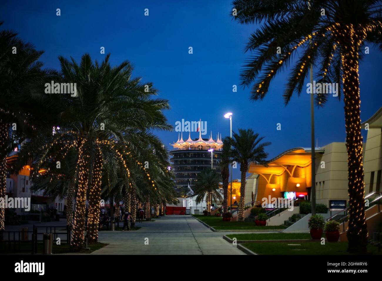 Circuito atmosfera - il paddock di notte. 27.11.2020. Formula 1 World Championship, Rd 15, Bahrain Grand Prix, Sakhir, Bahrain, Il credito fotografico del giorno della pratica dovrebbe leggere: Immagini dell'associazione di stampa/XPB. Foto Stock