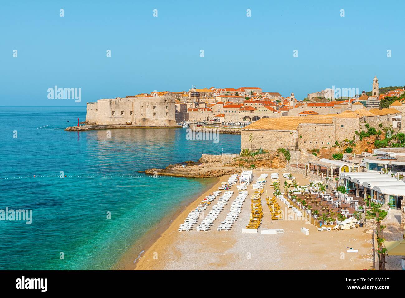Bella vista della spiaggia di Banje e della città vecchia di Dubrovnik con in Croazia, Europa. Resort per vacanze estive Foto Stock