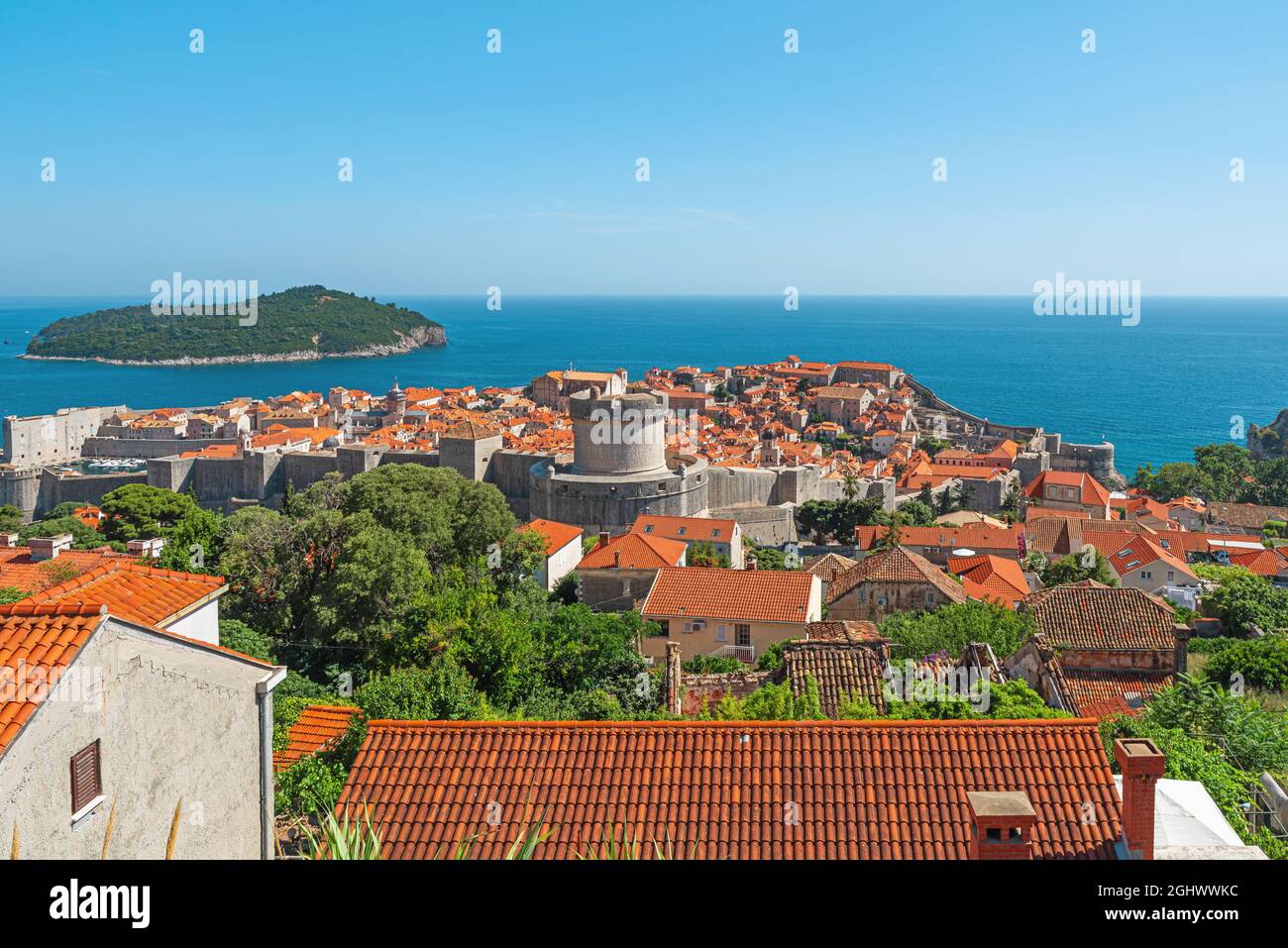 Città vecchia di Dubrovnik in Croazia con tetti arancioni, mura cittadine, isola di Lokrum e mare Adriatico. Destinazione estiva in Europa Foto Stock
