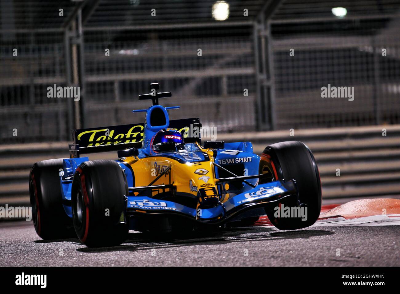 Fernando Alonso (ESP) nel Team Renault F1 2005 la Renault R25. 12.12.2020. Formula 1 World Championship, Rd 17, Gran Premio di Abu Dhabi, Yas Marina Circuit, Abu Dhabi, Qualifiche Day. Il credito fotografico dovrebbe essere: XPB/Press Association Images. Foto Stock