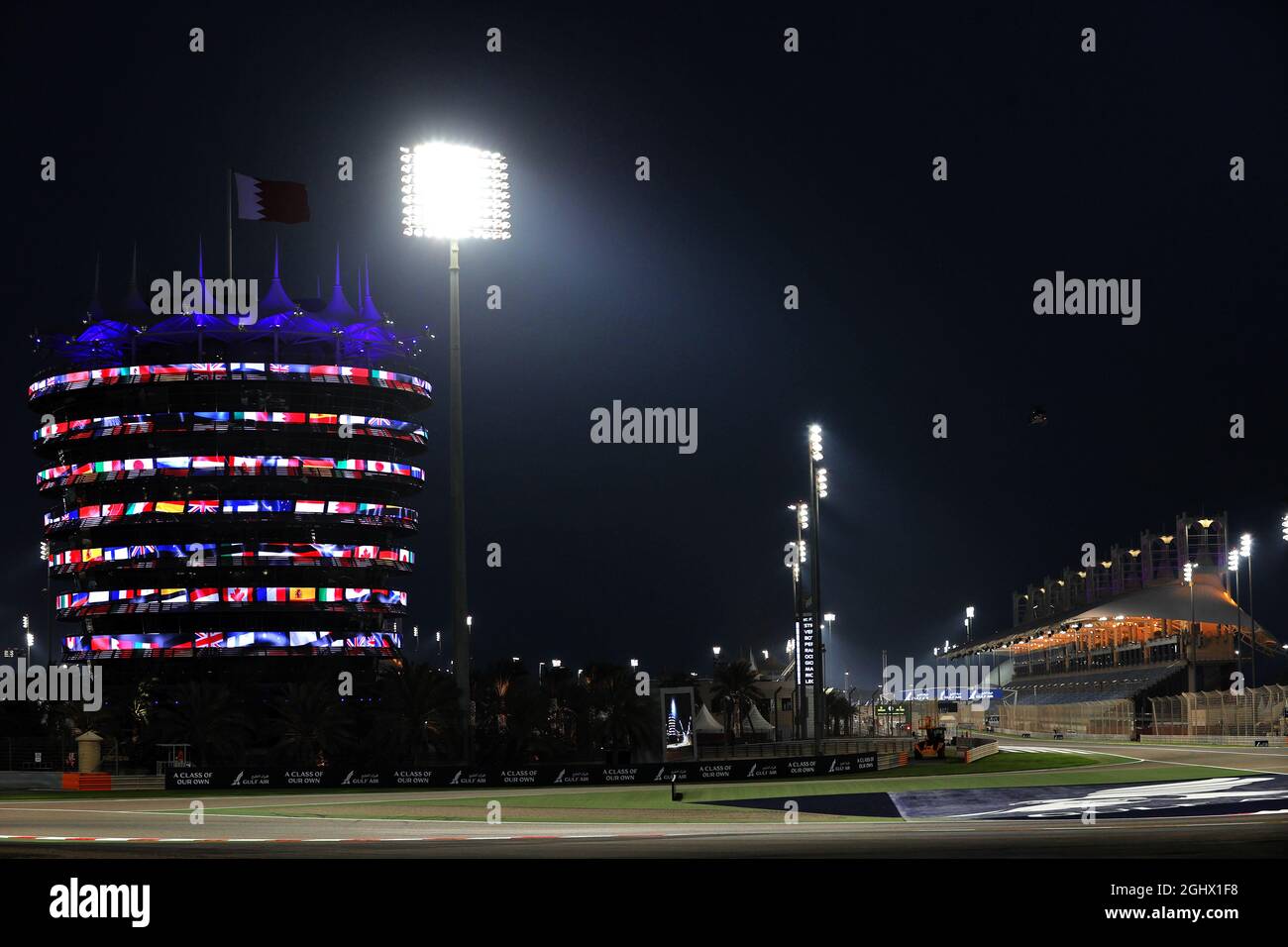 Circuito atmosfera - edificio illuminato. Gran Premio del Bahrain, giovedì 25 marzo 2021. Sakhir, Bahrein. 25.03.2021. Formula 1 World Championship, Rd 1, Bahrain Grand Prix, Sakhir, Bahrain, Giorno di preparazione. Il credito fotografico dovrebbe essere: XPB/Press Association Images. Foto Stock