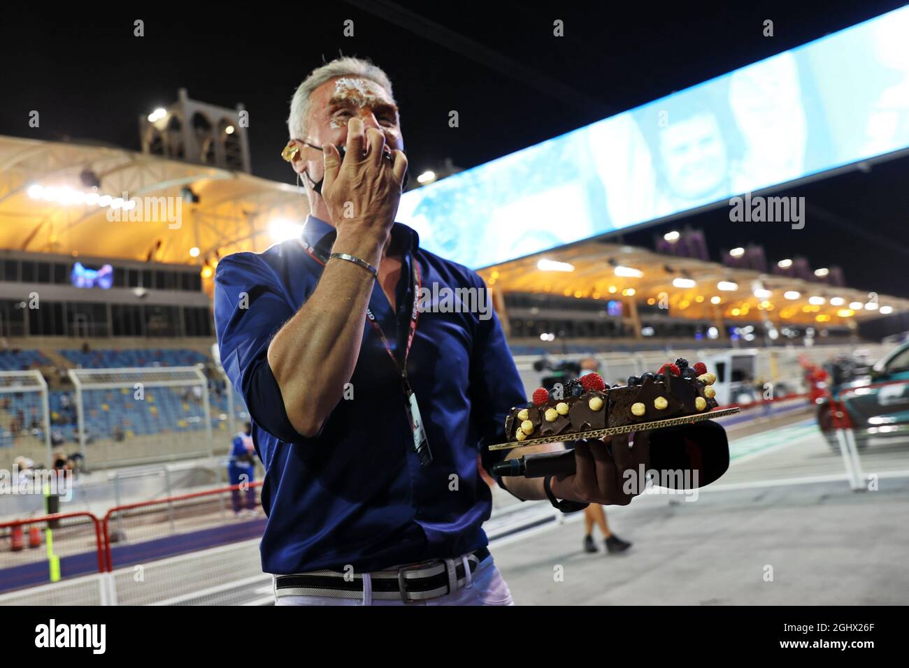 David Coulthard (GBR) Red Bull Racing e Scuderia Toro Advisor/Channel 4 F1 commentatore con la sua cinquantesima torta di compleanno in qualifica parc ferme. 27.03.2021. Formula 1 World Championship, Rd 1, Bahrain Grand Prix, Sakhir, Bahrain, Giorno di qualificazione. Il credito fotografico dovrebbe essere: XPB/Press Association Images. Foto Stock