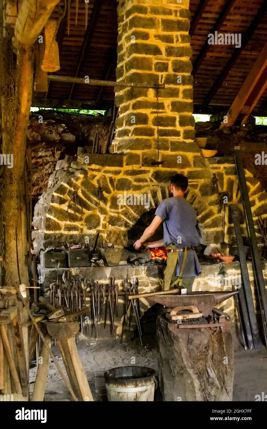 Fabbro, Guédelon Castello cantiere, Treigny-Perreuse-Sainte-Colombe, Yonne, Bourgogne regione Franca Contea, Francia Foto Stock