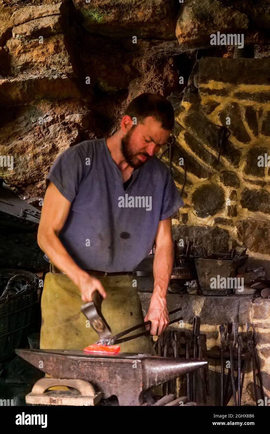 Fabbro, Guédelon Castello cantiere, Treigny-Perreuse-Sainte-Colombe, Yonne, Bourgogne regione Franca Contea, Francia Foto Stock