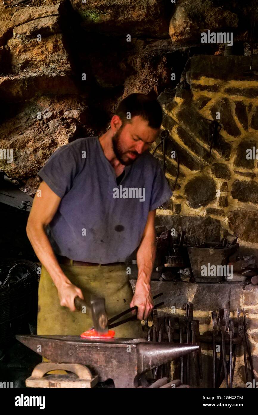 Fabbro, Guédelon Castello cantiere, Treigny-Perreuse-Sainte-Colombe, Yonne, Bourgogne regione Franca Contea, Francia Foto Stock