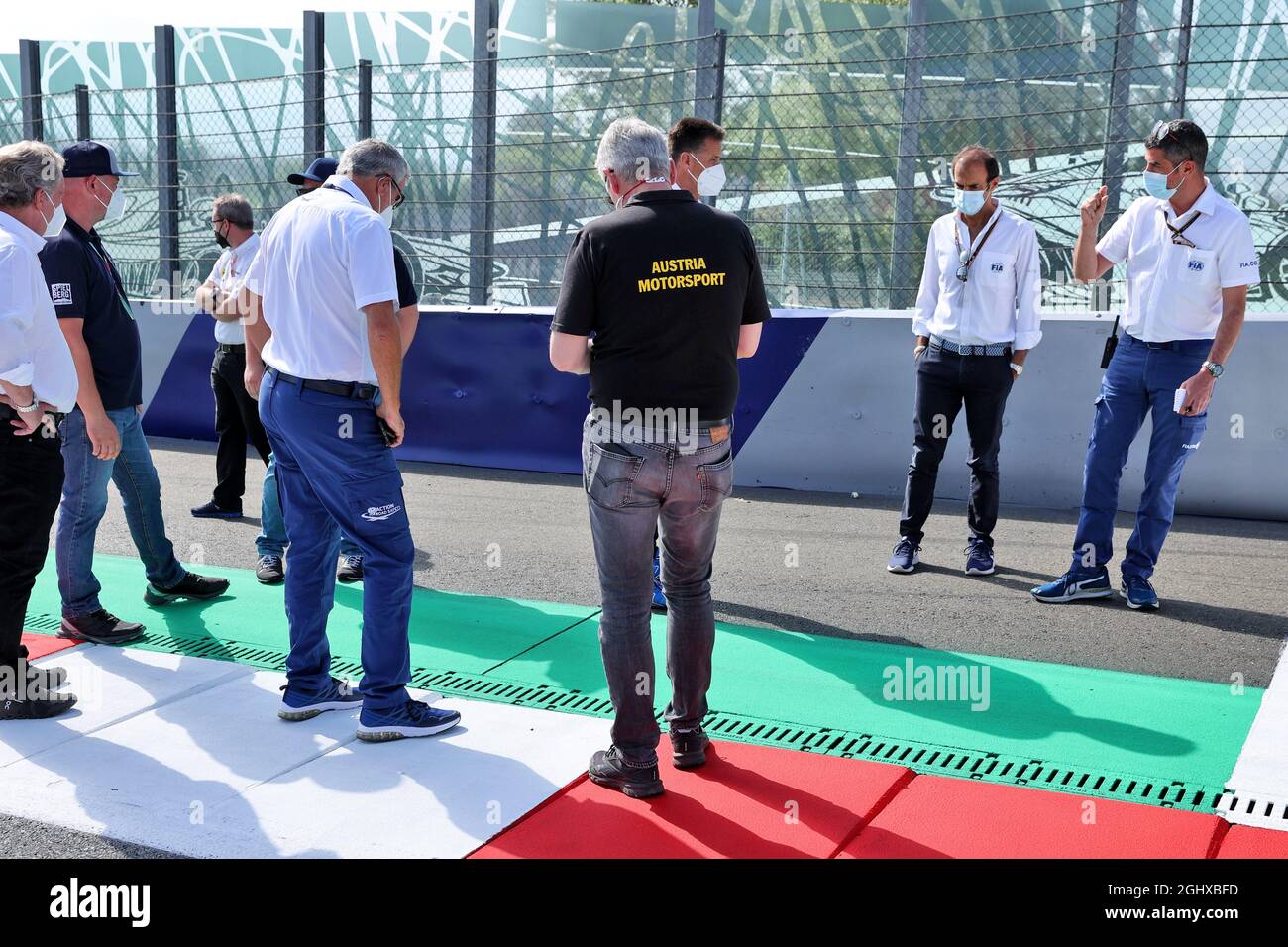 Michael Masi (AUS) FIA Race Director e Emanuele Pirro (ITA) ispezionano il circuito con altri membri del personale FIA. 24.06.2021. Formula 1 World Championship, Rd 8, Steiermark Grand Prix, Spielberg, Austria, Giorno di preparazione. Il credito fotografico dovrebbe essere: XPB/Press Association Images. Foto Stock