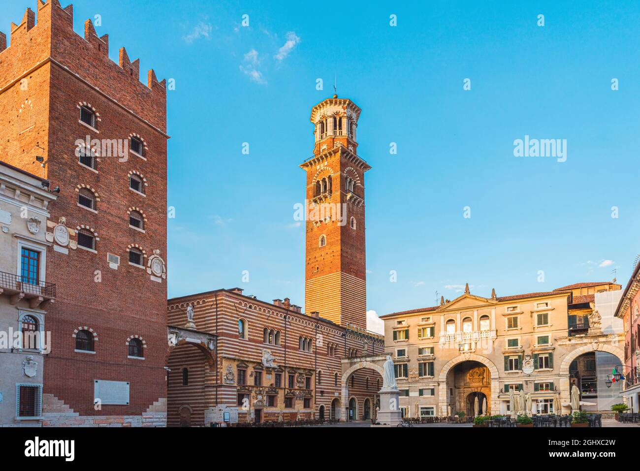 Piazza dei Signori nel centro storico di Verona con la torre Lamberti. Destinazione turistica in Veneto Foto Stock