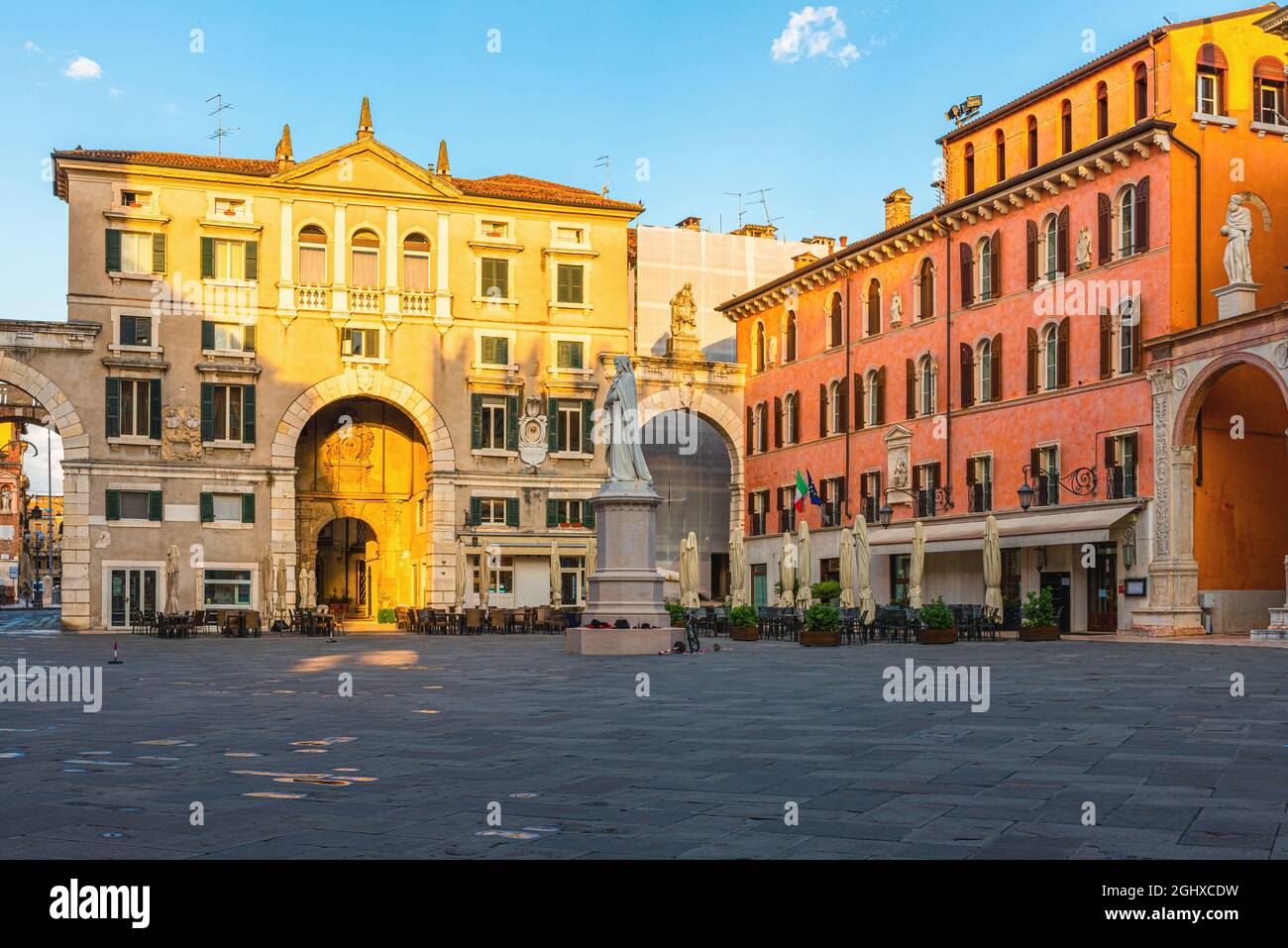 Piazza dei Signori nel centro storico di Verona con la statua di Dante. Destinazione turistica in Veneto Foto Stock