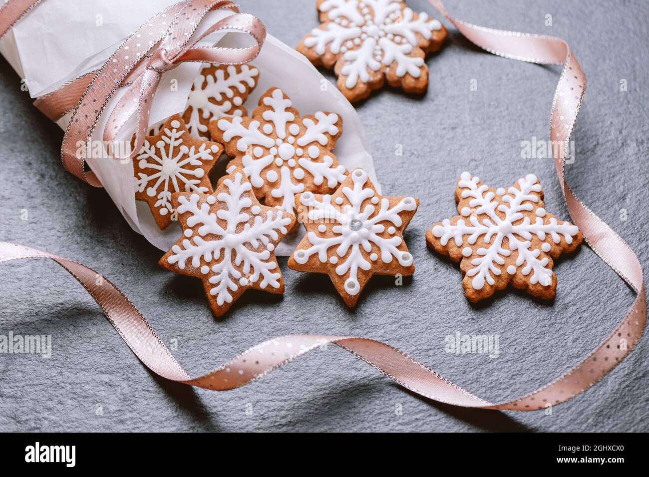 biscotti con fiocchi di neve di pan di zenzero su tovagliolo Foto Stock