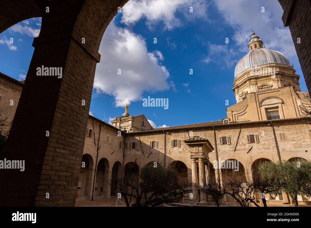 La basilica di Santa Maria degli Angeli è una chiesa di rito cattolico romana situata ad Assisi, nella frazione omonima, costruita su progetto di Gale Foto Stock