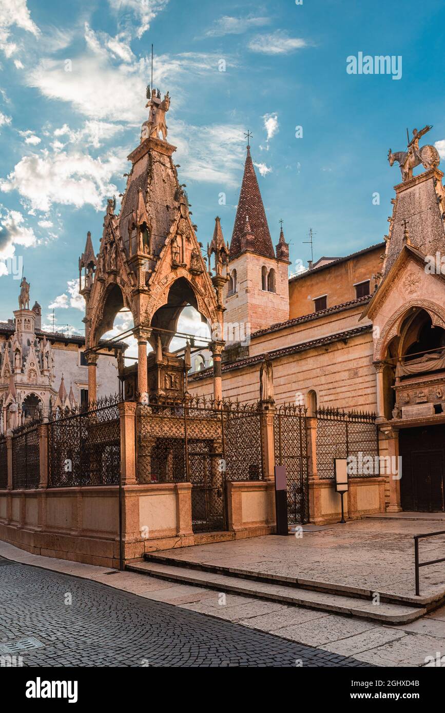Veduta delle tombe di Arche Scaligere o Scaliger nel centro storico di Verona con nessuno in Veneto, Italia. Monumenti funerari gotici Foto Stock
