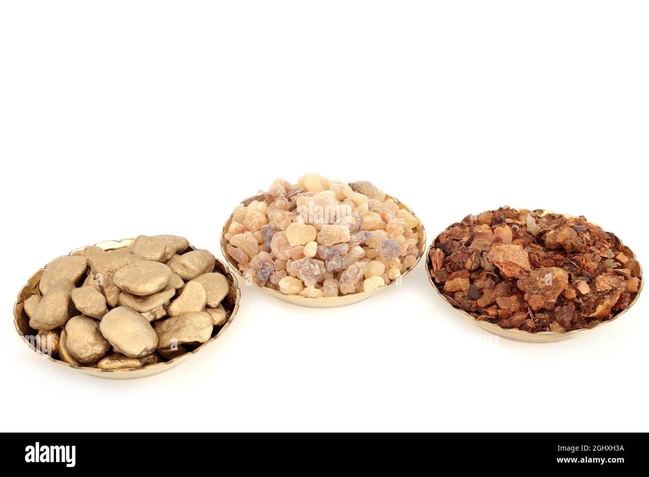 Frankincense d'oro e mirra in ciotole. Simboli di doni nella religione cristiana donati a Gesù Cristo alla sua nascita dai tre saggi. Su bianco ba Foto Stock
