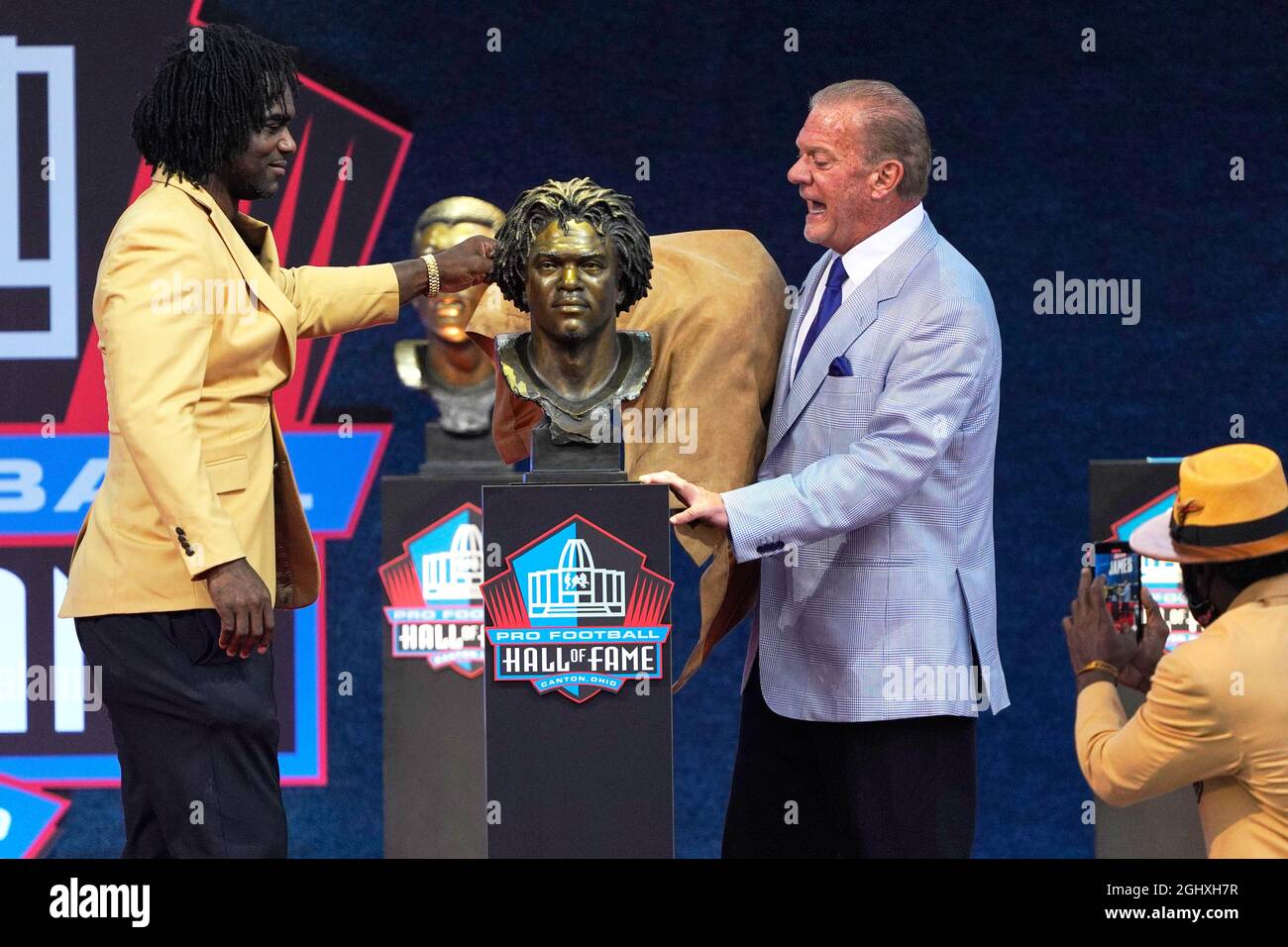 Il membro della classe 2020 Edgerrin James (a sinistra) e il presentatore Jim Irsay (a destra) svela il suo busto durante la Pro Football Hall of Fame Class dell'Enshrinin 2020 Foto Stock
