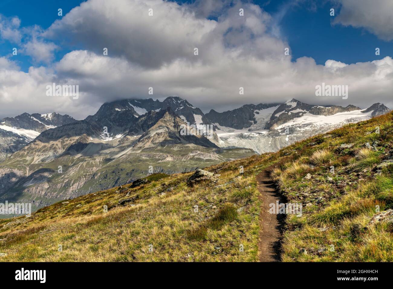 Vista panoramica sulla montagna estiva, Zermatt, Vallese, Svizzera Foto Stock