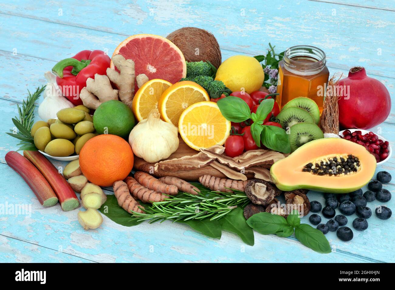 Alimenti per la salute per il supporto del sistema immunitario con verdure, frutta, miele, erbe e spezie. Alimenti di salute molto alti in antiossidanti, antocayanine, proteina, Foto Stock