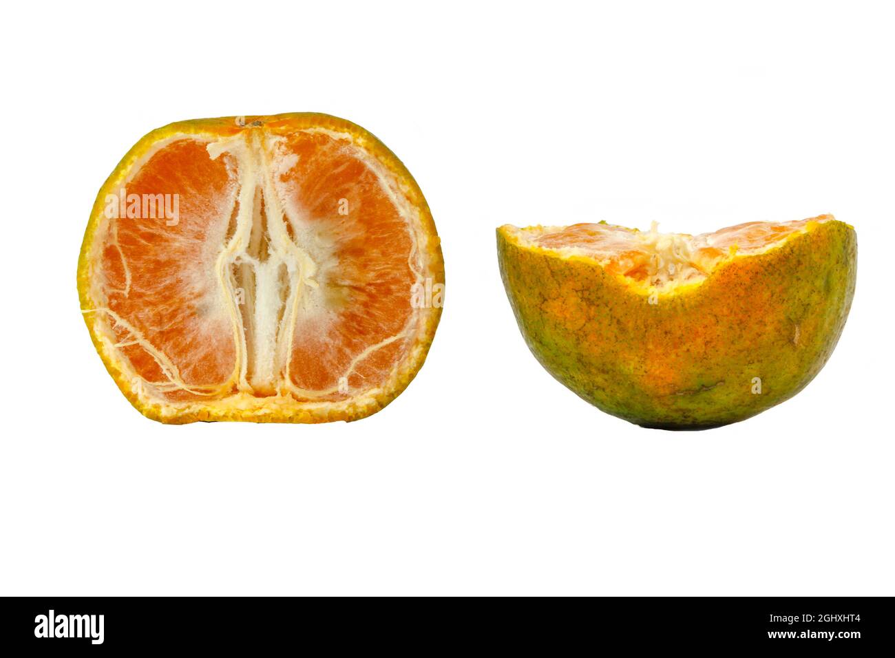 frutta isolata su sfondo bianco con un percorso di taglio, dolce frutta d'arancia che è stato diviso è arancione Foto Stock