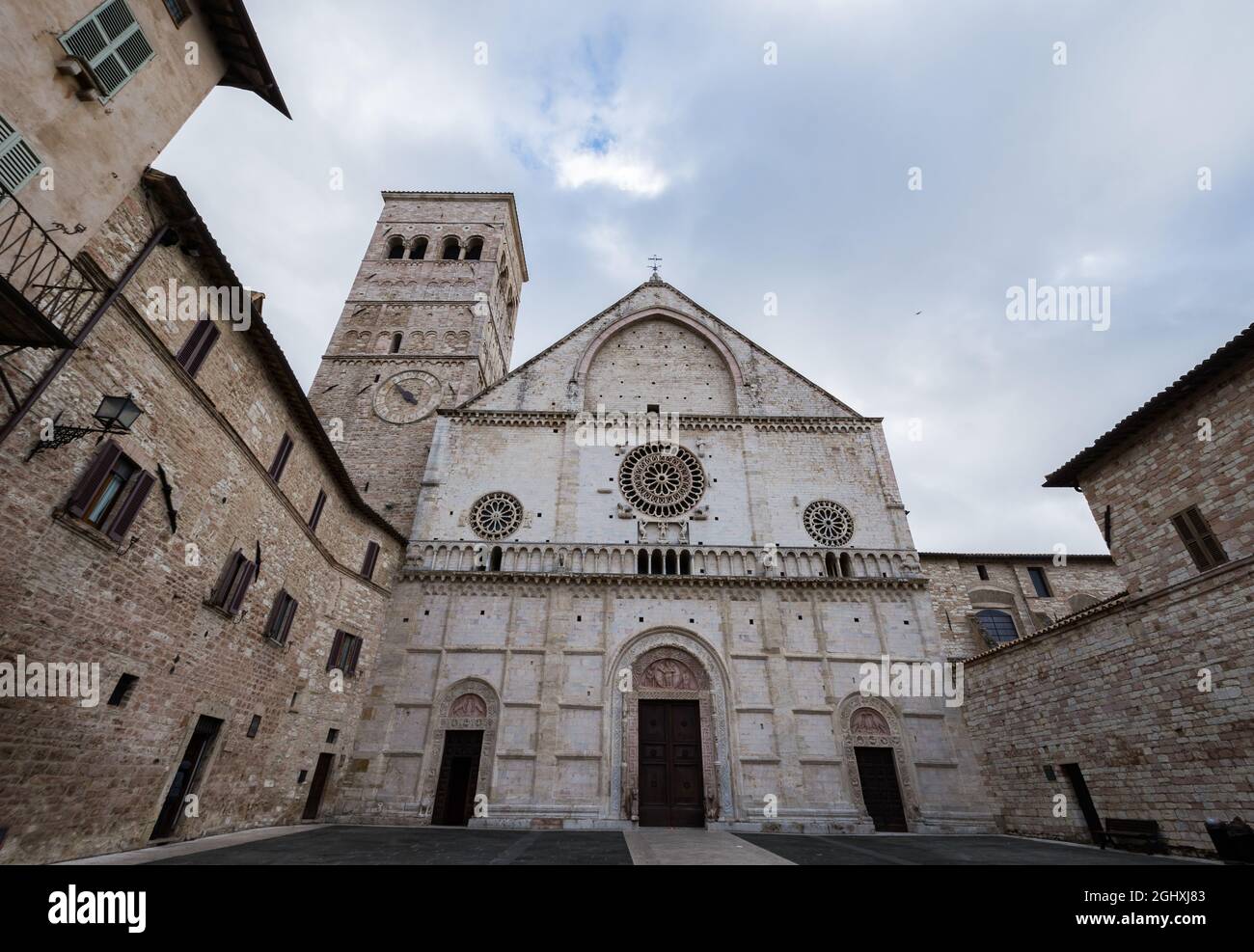La cattedrale di San Rufino è il luogo principale di culto cattolico nella città di Assisi, la chiesa madre della diocesi di Assisi-Nocera Umbra-Guald Foto Stock