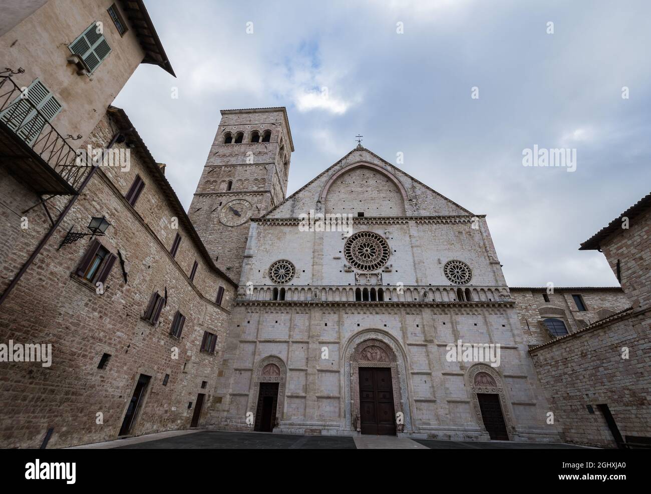 La cattedrale di San Rufino è il luogo principale di culto cattolico nella città di Assisi, la chiesa madre della diocesi di Assisi-Nocera Umbra-Guald Foto Stock
