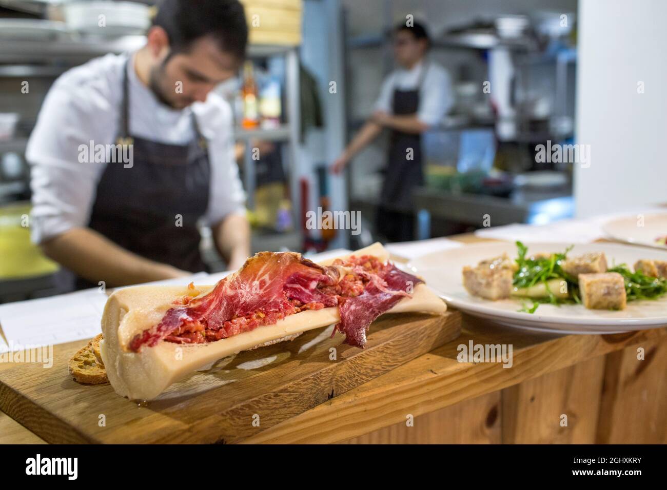 Igualada, Spagna, febbraio 2019. Pasti preparati e tagliati al ristorante Somiatruites di Igualada, Spagna. Foto Stock