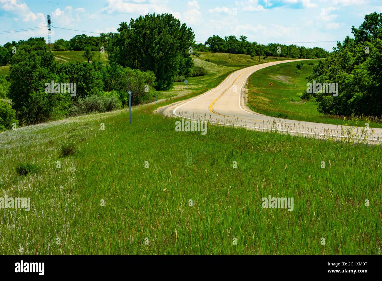 Strada di campagna vuota fuori in tranquillo paese di ritorno pacifico dell'America rurale. Foto Stock