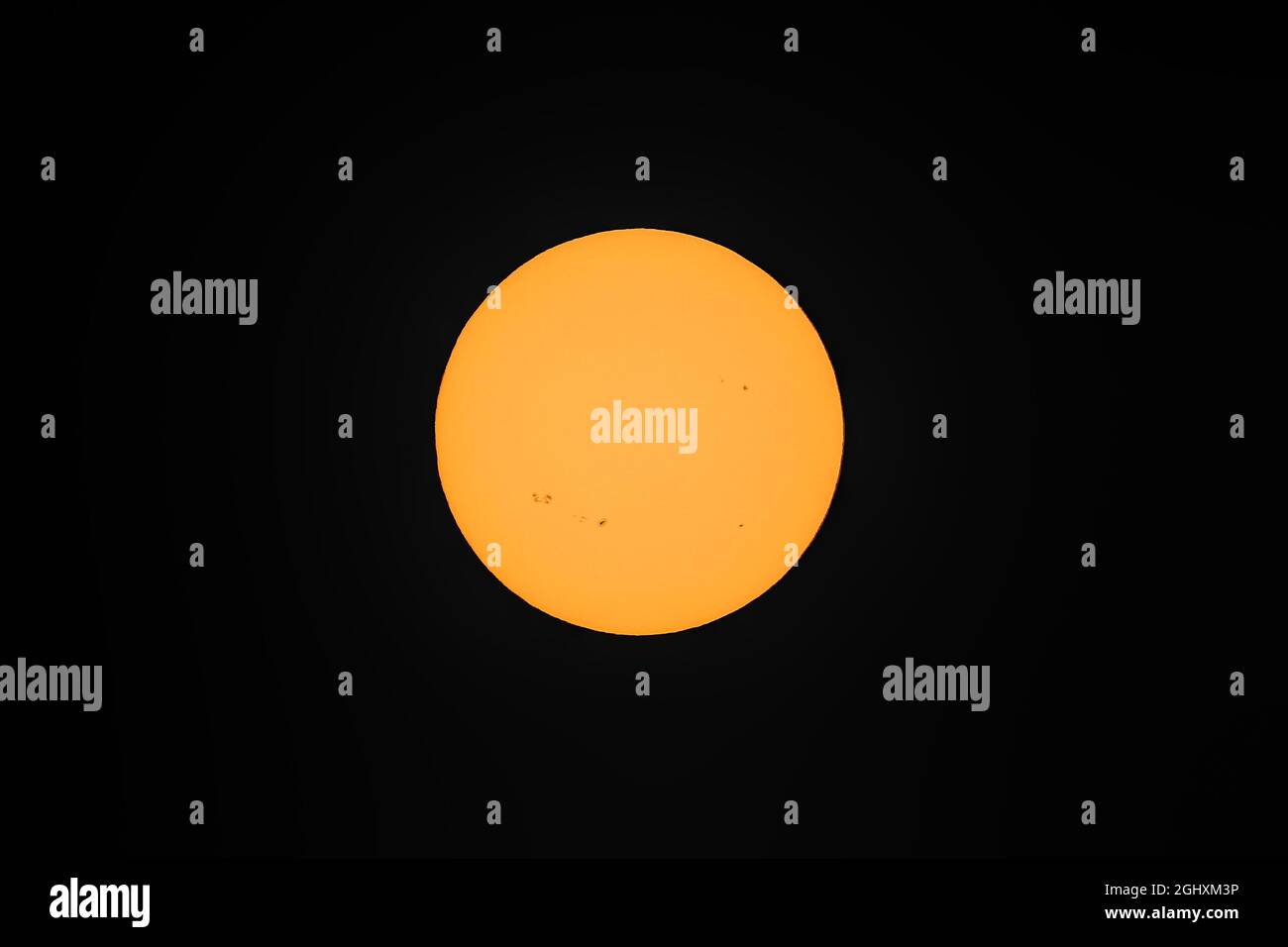 Vista centrata del sole con molte regioni attive del sole viste a Dublino, Irlanda il 7 settembre 2021. Immagine acquisita utilizzando il filtro eclissi solare Foto Stock
