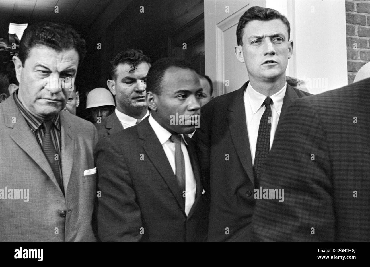 James Meredith, primo studente afro-americano ammesso all'Università del Mississippi, camminando in classe accompagnato da Marshals degli Stati Uniti, Oxford, Mississippi, USA, Marion S. Trikosko, U.S. News & World Report Magazine Photograph Collection, 1 ottobre 1962 Foto Stock