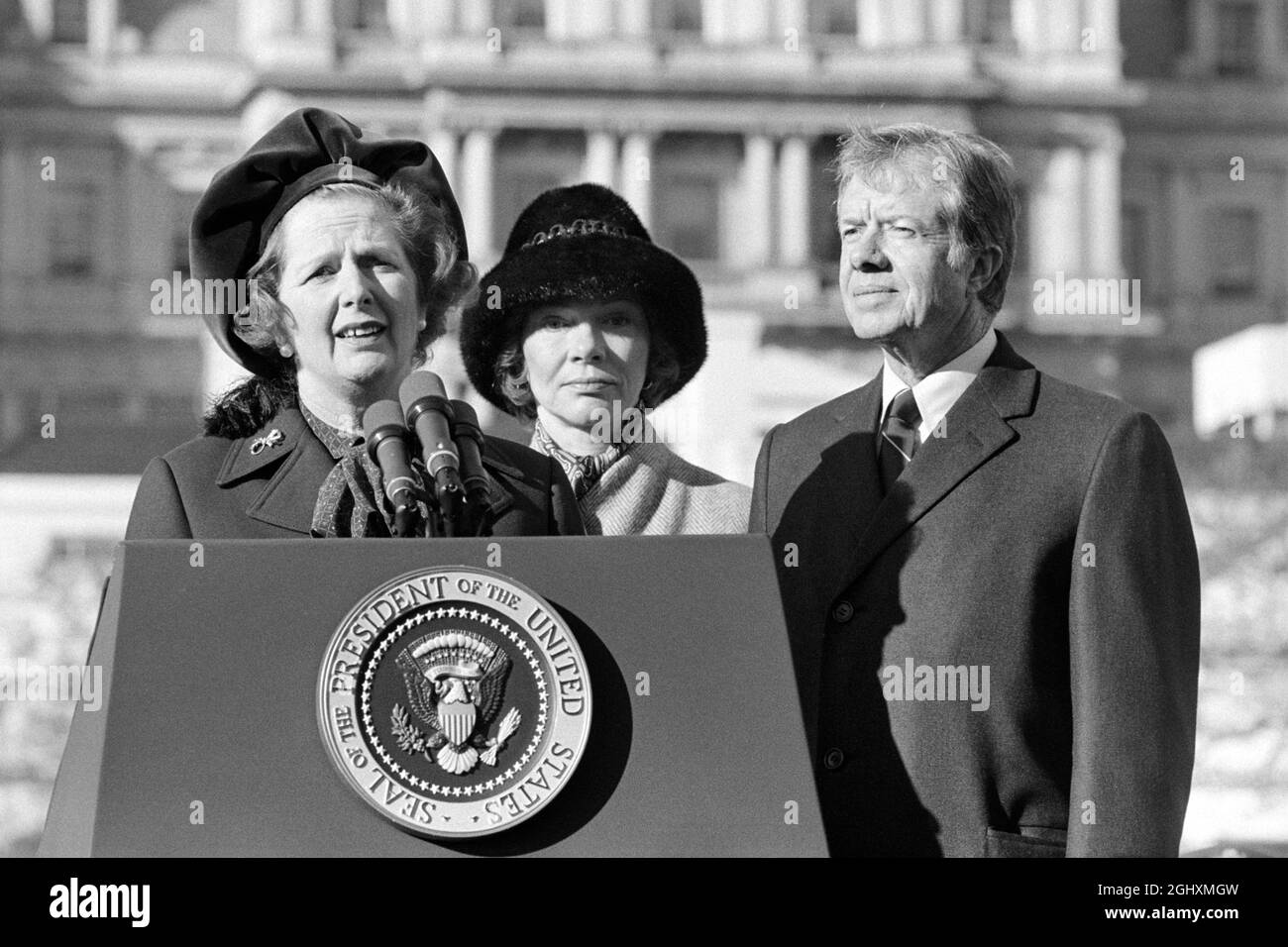 Il primo ministro britannico Margaret Thatcher che parla al leggio accanto a U.S. First Lady Rosalynn carter e il presidente degli Stati Uniti Jimmy carter, Washington, DC, USA, Marion S. Trikosko, Dicembre 17, 1979 Foto Stock