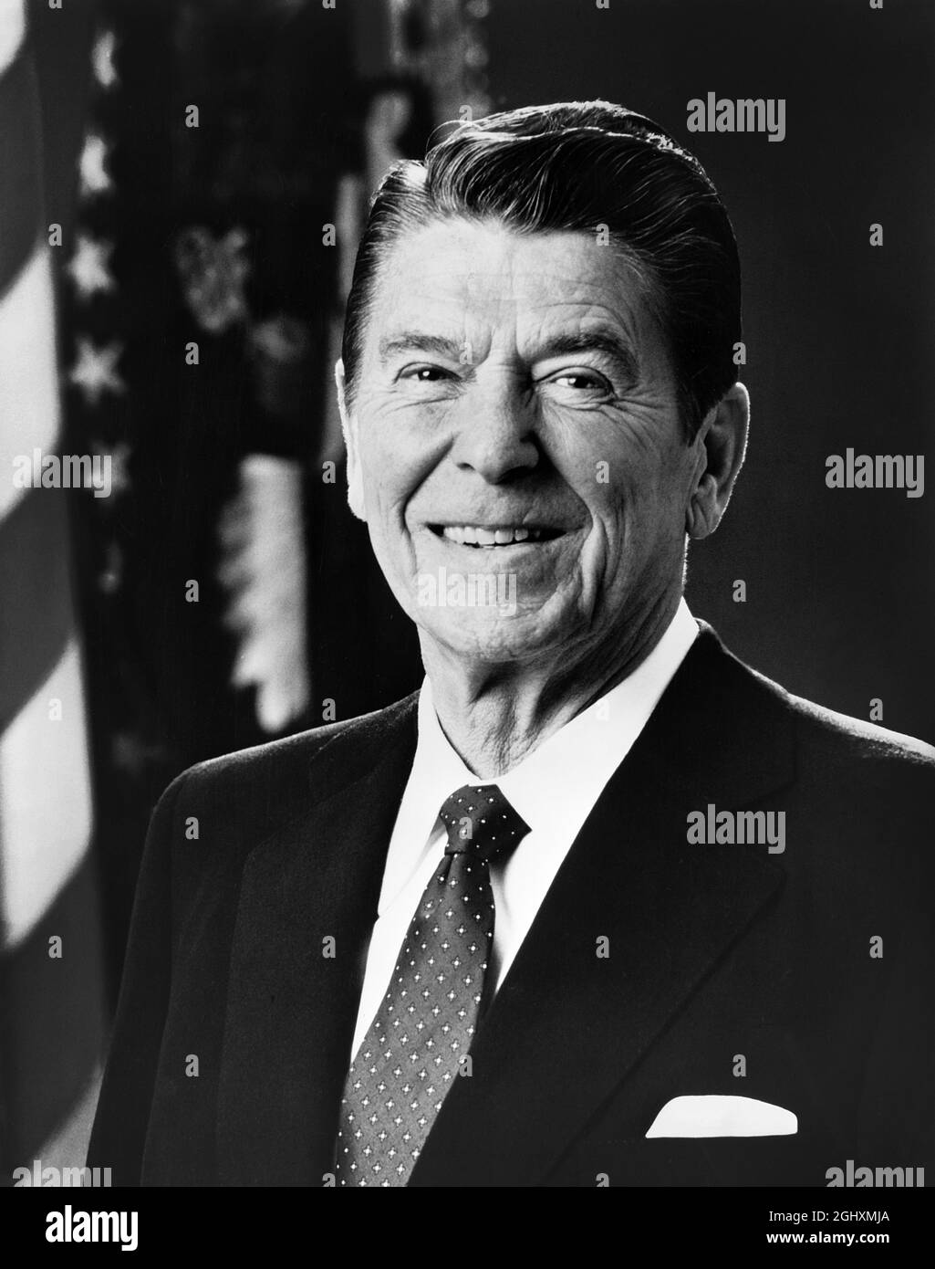 Il presidente degli Stati Uniti Ronald Reagan, ritratto di testa e spalle, Washington DC, Stati Uniti, fotografia ufficiale della Casa Bianca, 1981 Foto Stock
