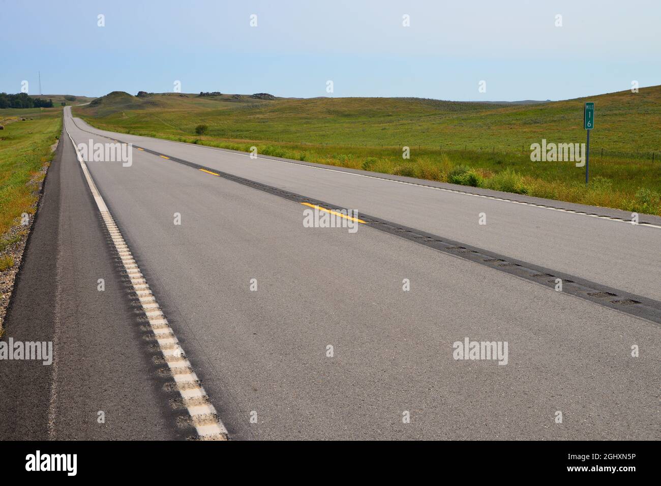 Strada di campagna vuota fuori in tranquillo paese di ritorno pacifico dell'America rurale. Foto Stock