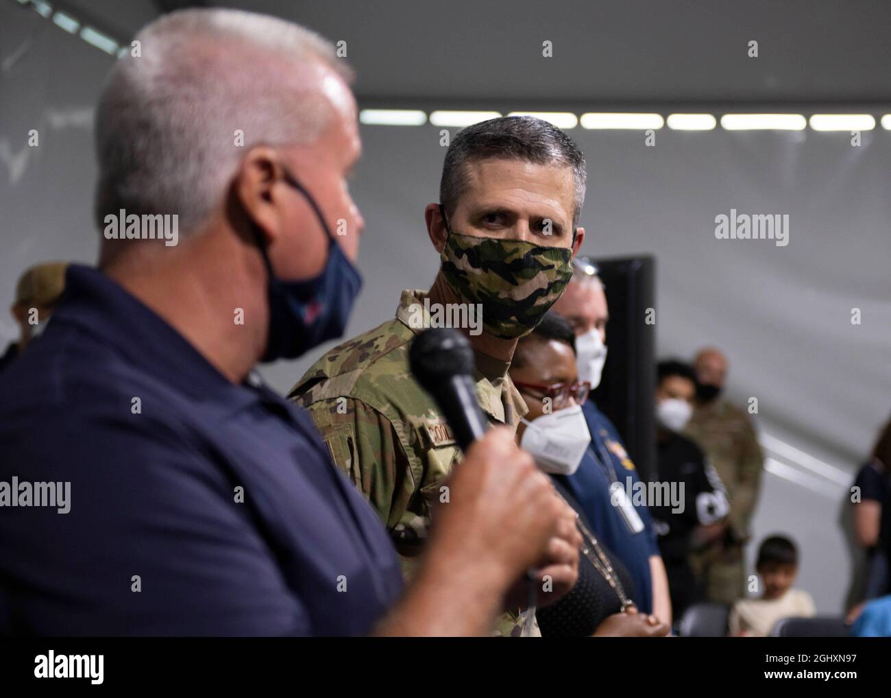 Jasin Cooley, comandante del 335esimo Air Expeditionary Group, insieme ai rappresentanti del Dipartimento di Stato e del Dipartimento per la sicurezza interna degli Stati Uniti, accolgono gli ospiti afghani negli Stati Uniti durante un concerto a Liberty Village sulla Joint base McGuire-Dix-Lakehurst, New Jersey, 6 settembre 2021. Il Dipartimento della Difesa, attraverso il comando del Nord degli Stati Uniti, e a sostegno del Dipartimento di Stato e del Dipartimento di sicurezza interna, sta fornendo trasporto, alloggio temporaneo, screening medico, e supporto generale per almeno 50,000 afghani in strutture adeguate, Foto Stock