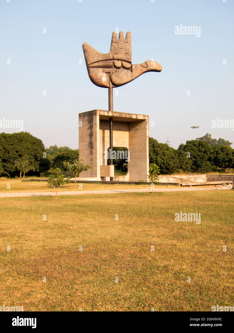 Scultura a mano aperta di le Corbusier nel complesso della capitale di Chandigarh, la capitale del Punjab e Haryana - India [scultura de le Corbusier em Chandi Foto Stock