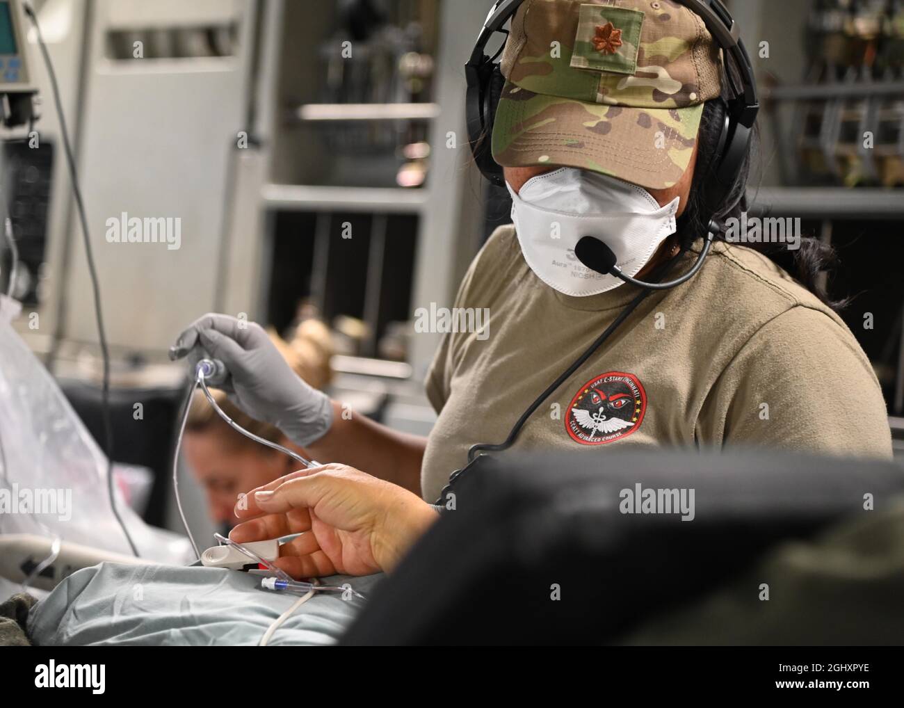 210905-N-OX321-1028 STAZIONE AERONAVALE DI SIGONELLA, ITALIA (SETTEMBRE 5, 2021) Un ufficiale dell'aeronautica degli Stati Uniti tende ad un evacuato dall'Afghanistan durante un'evacuazione medica a bordo della stazione dell'aria navale di Sigonella, 5 settembre 2021. NAS Sigonella sta sostenendo la missione del Dipartimento di Stato per facilitare il trasferimento sicuro dei cittadini degli Stati Uniti, dei destinatari del visto speciale di immigrazione e delle popolazioni vulnerabili provenienti dall'Afghanistan. (STATI UNITI Foto Navy di Mass Communication Specialist 1a classe Kegan E. Kay) Foto Stock