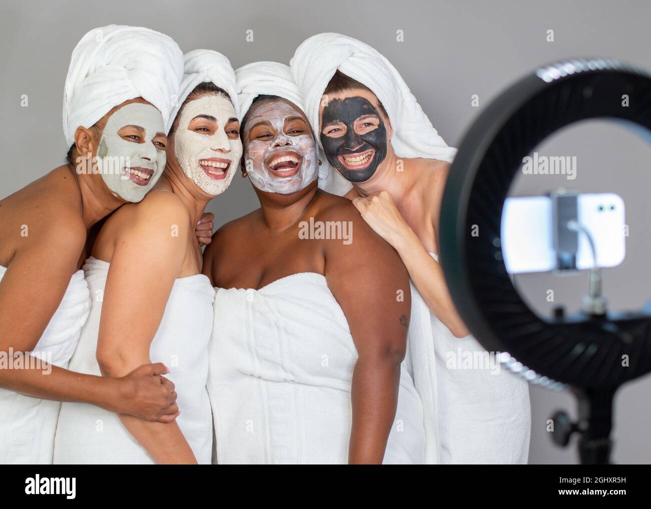 Diverse donne che prendono selfie durante la sessione termale Foto Stock