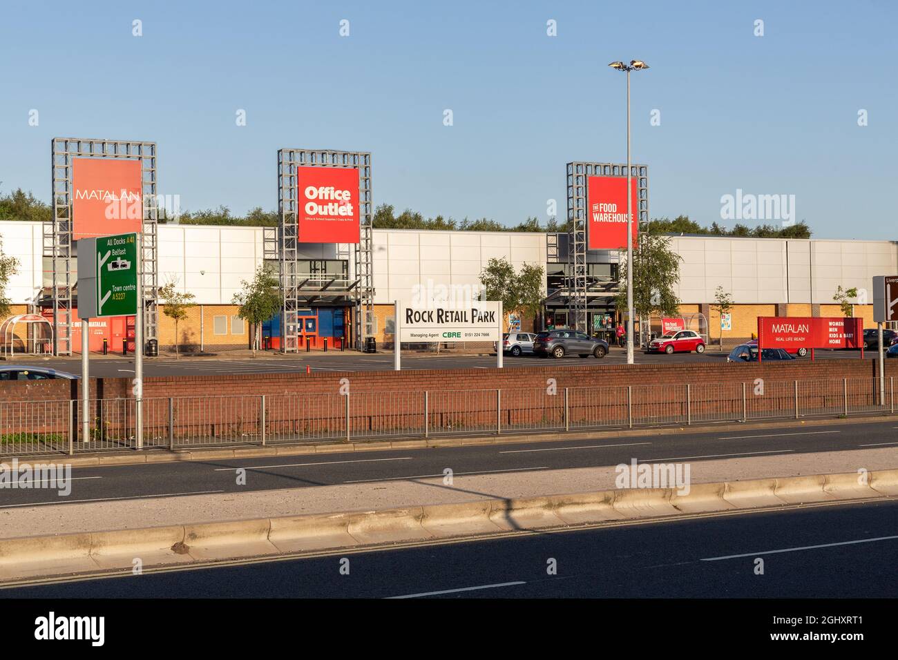Birkenhead, Regno Unito: Rock Retail Park, New Chester Road. Centro commerciale per Matalan, Office Outlet, Food Warehouse, McDonalds, B&M. Foto Stock