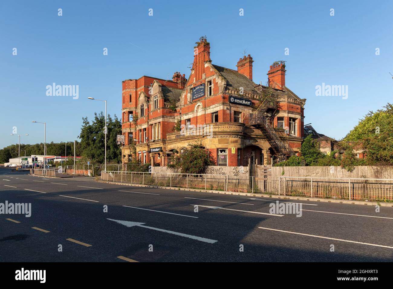 Birkenhead, Regno Unito: Hotel California pub e luogo di musica, New Chester Road. Precedentemente Revolver e il Castello reale, ora in programma per la demolizione Foto Stock