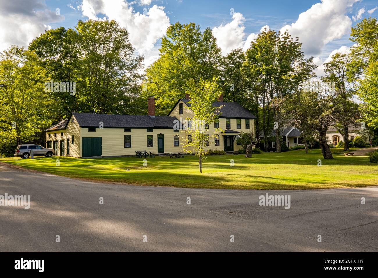 Una vecchia casa coloniale sulla città comune a Nelson, New Hampshire Foto Stock